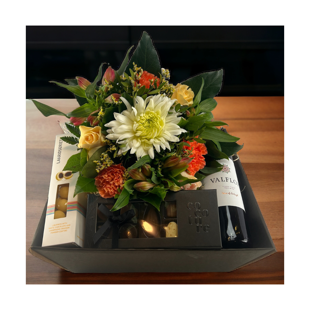 En gavekurv med Buket,chokolade,Lakrids og Rødvin