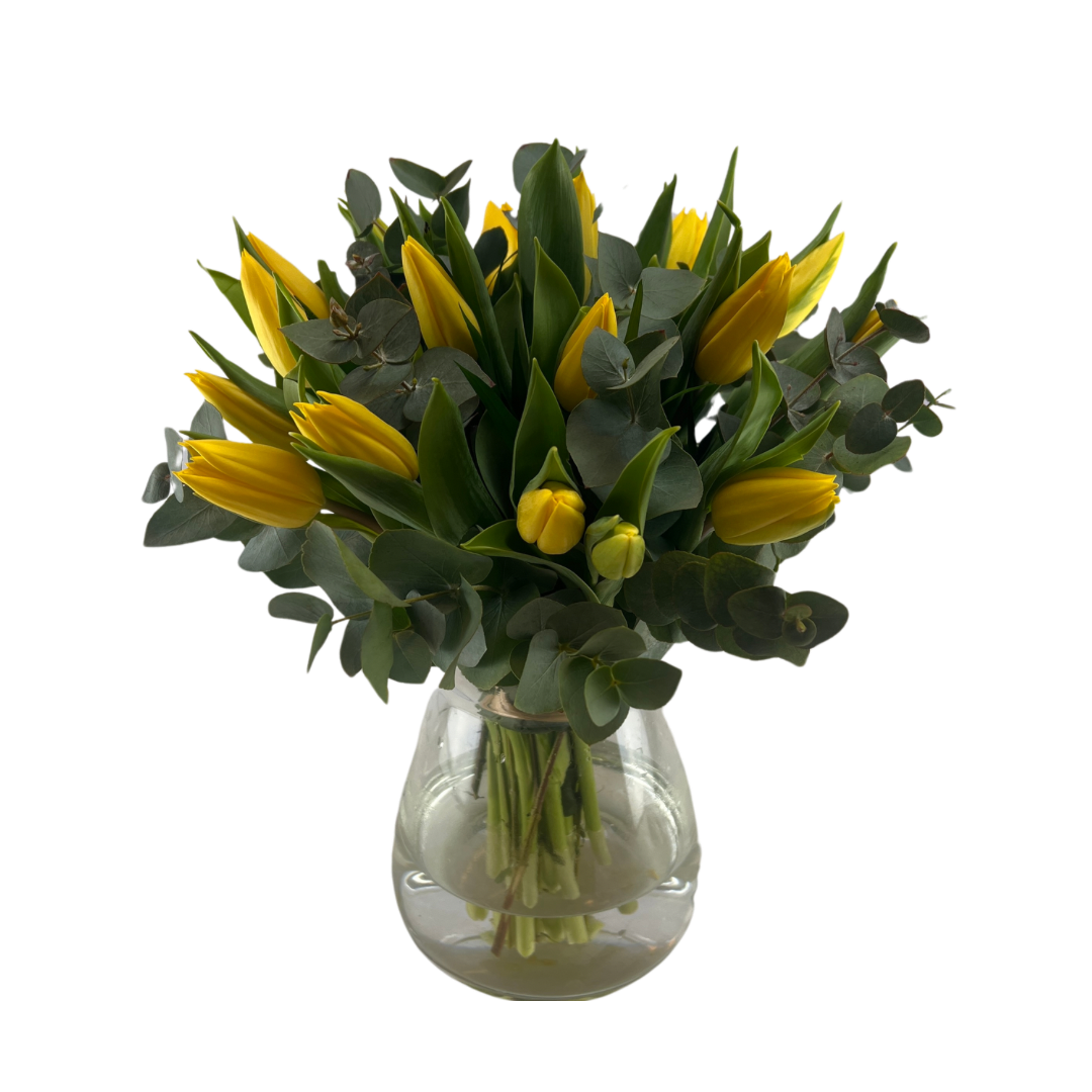 En buket friske gule tulipaner lige til at sætte i vasen