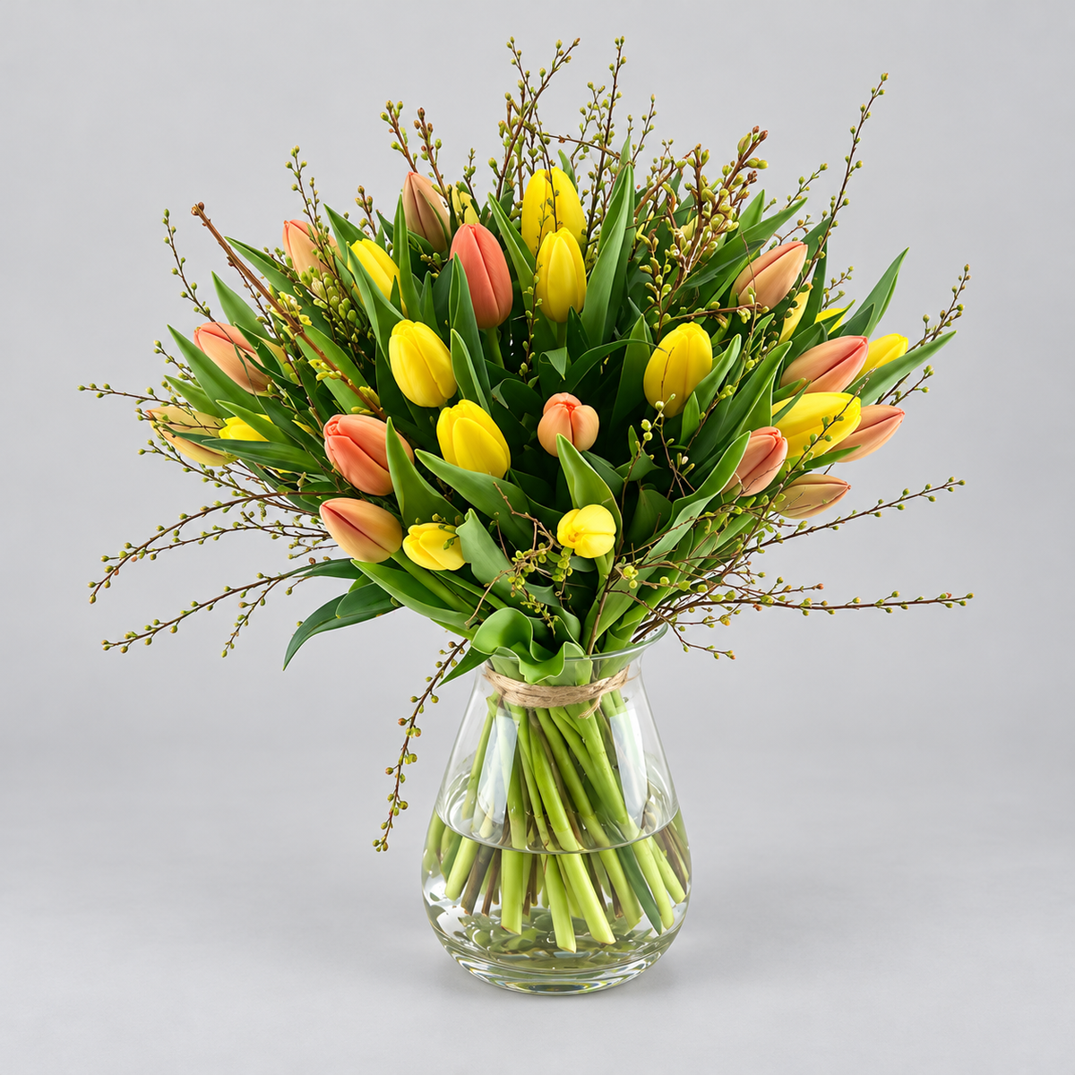 Tulipaner buket med forårs grene oranje og gule nuancer