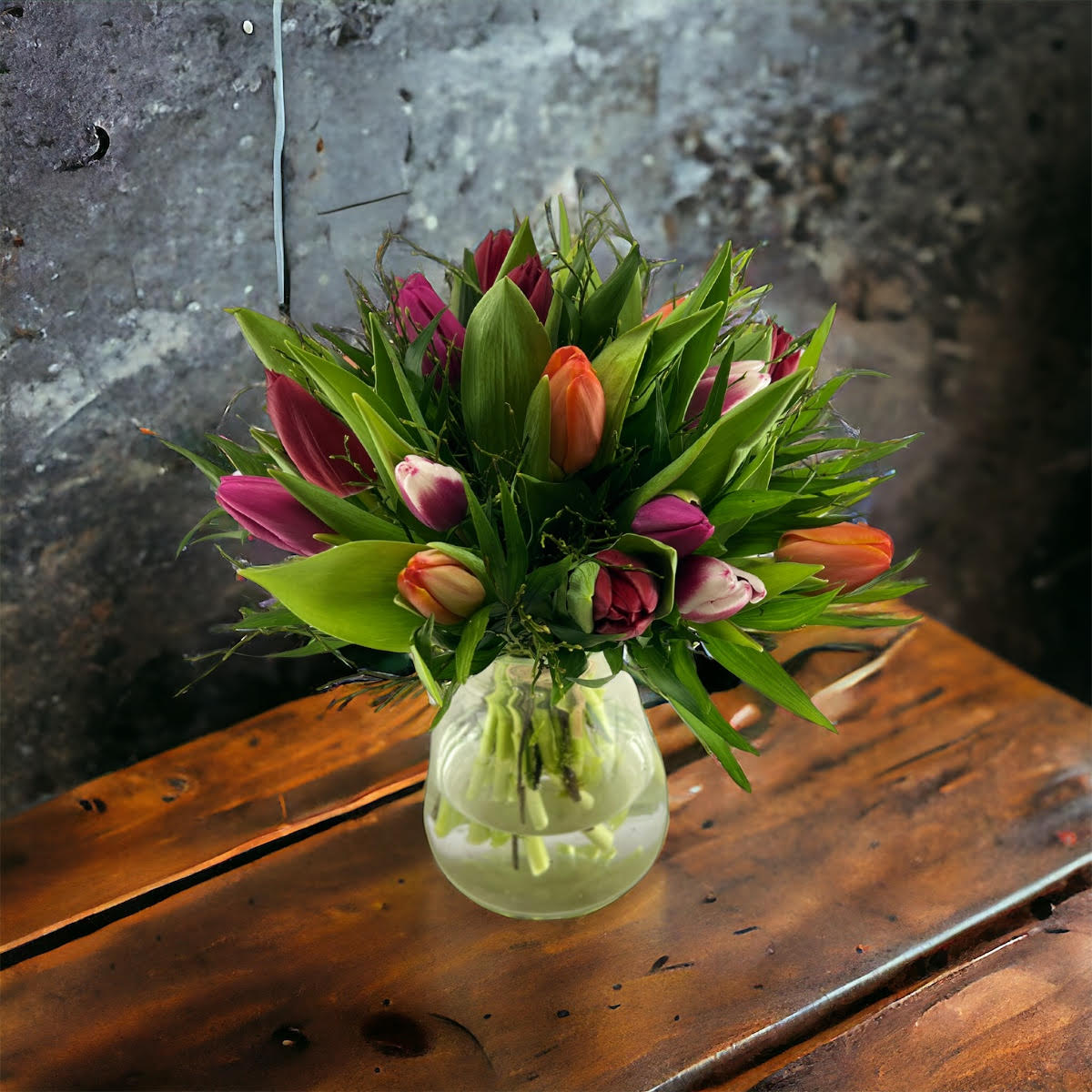 Frisk multifarvet Tulipan buket.