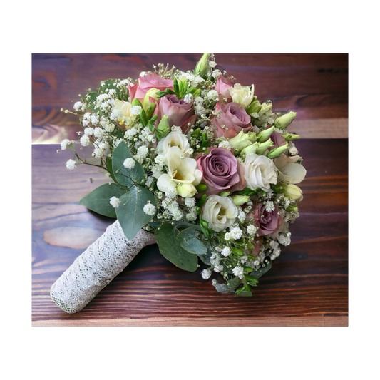 Brudebuket med memorly lyselilla roser og hvid blomster