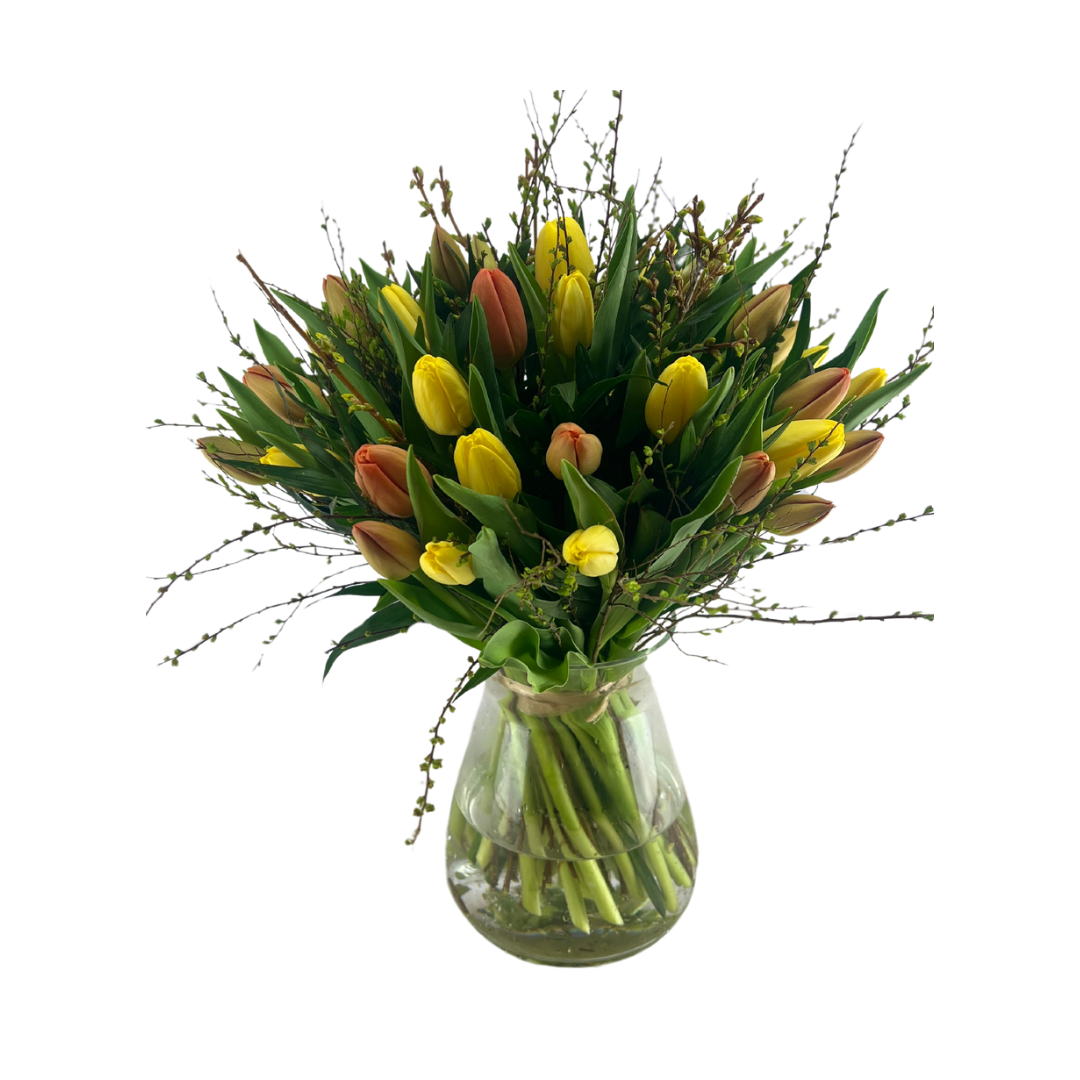 Tulipaner buket  med forårs grene oranje og gule nuancer