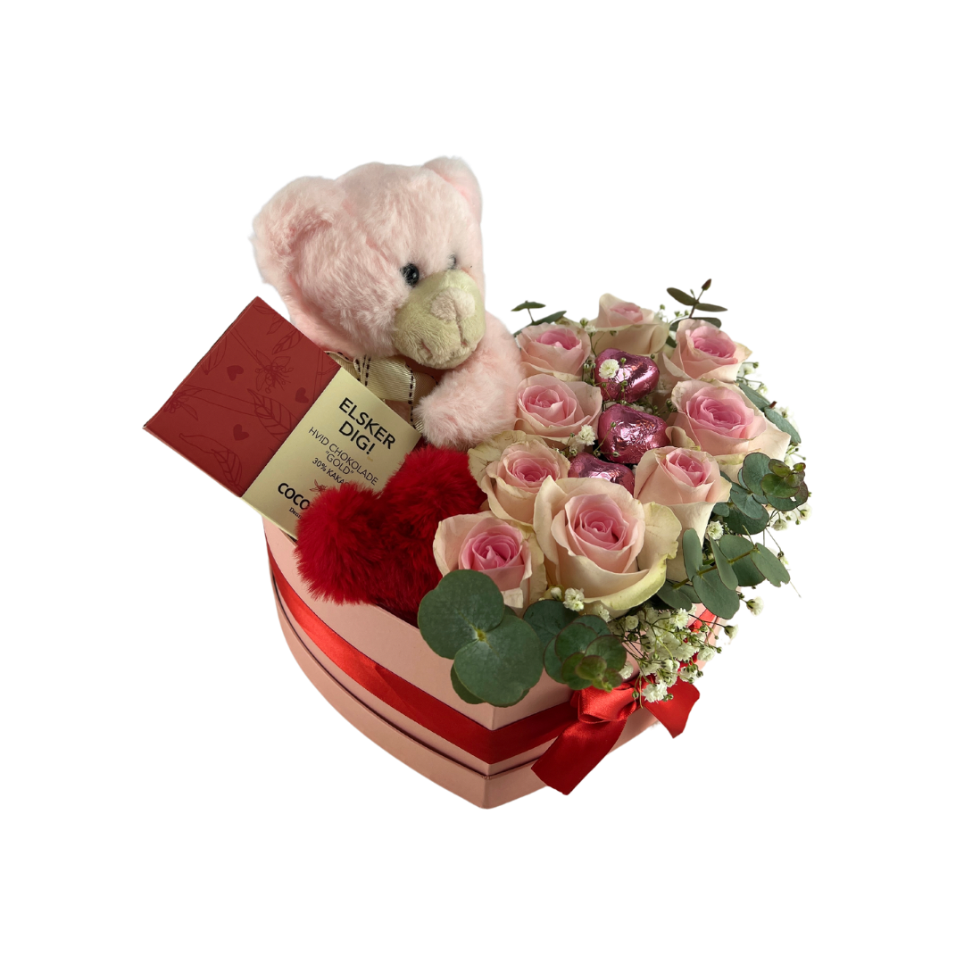Hjerteformet  Æske med lyserøde roser ,bamse og Chokolade