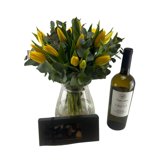 En buket friske gule tulipaner med vin og chokolade