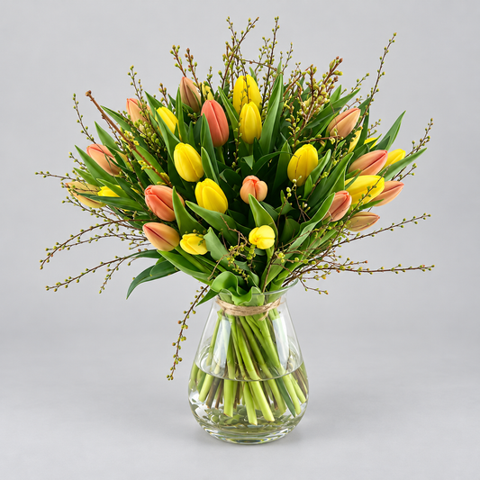 Tulipaner buket  med forårs grene oranje og gule nuancer